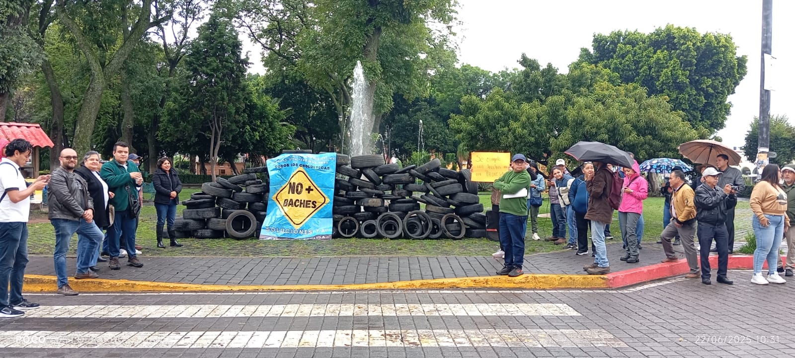 Gente afectada por los baches se manifestó en San Pedro Cholula
