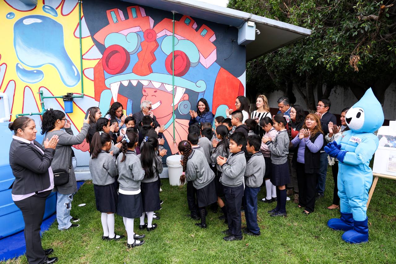 Entrega Lupita Cuautle sistema de captación pluvial a primaria en San Andrés Cholula