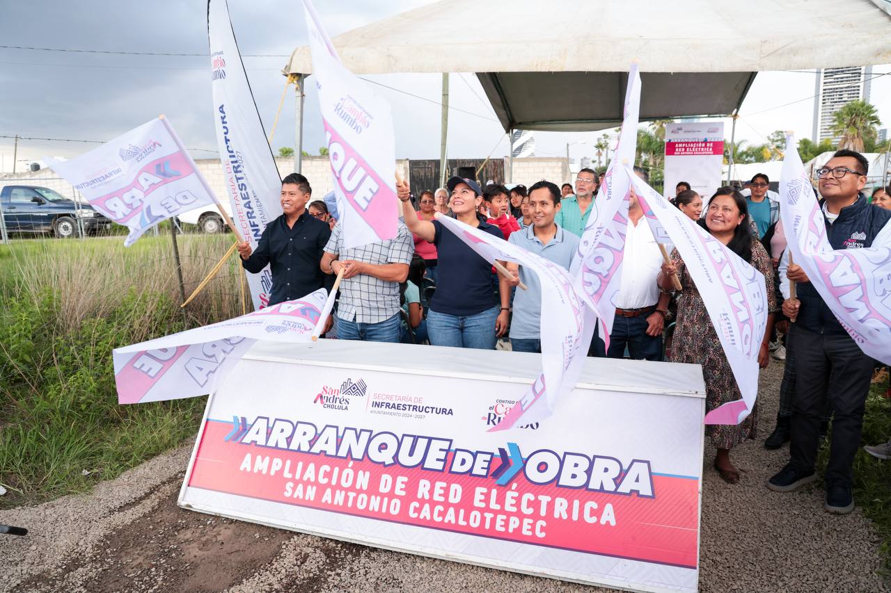 Más calles con luz, lleva Lupita Cuautle red eléctrica a San Antonio Cacalotepec