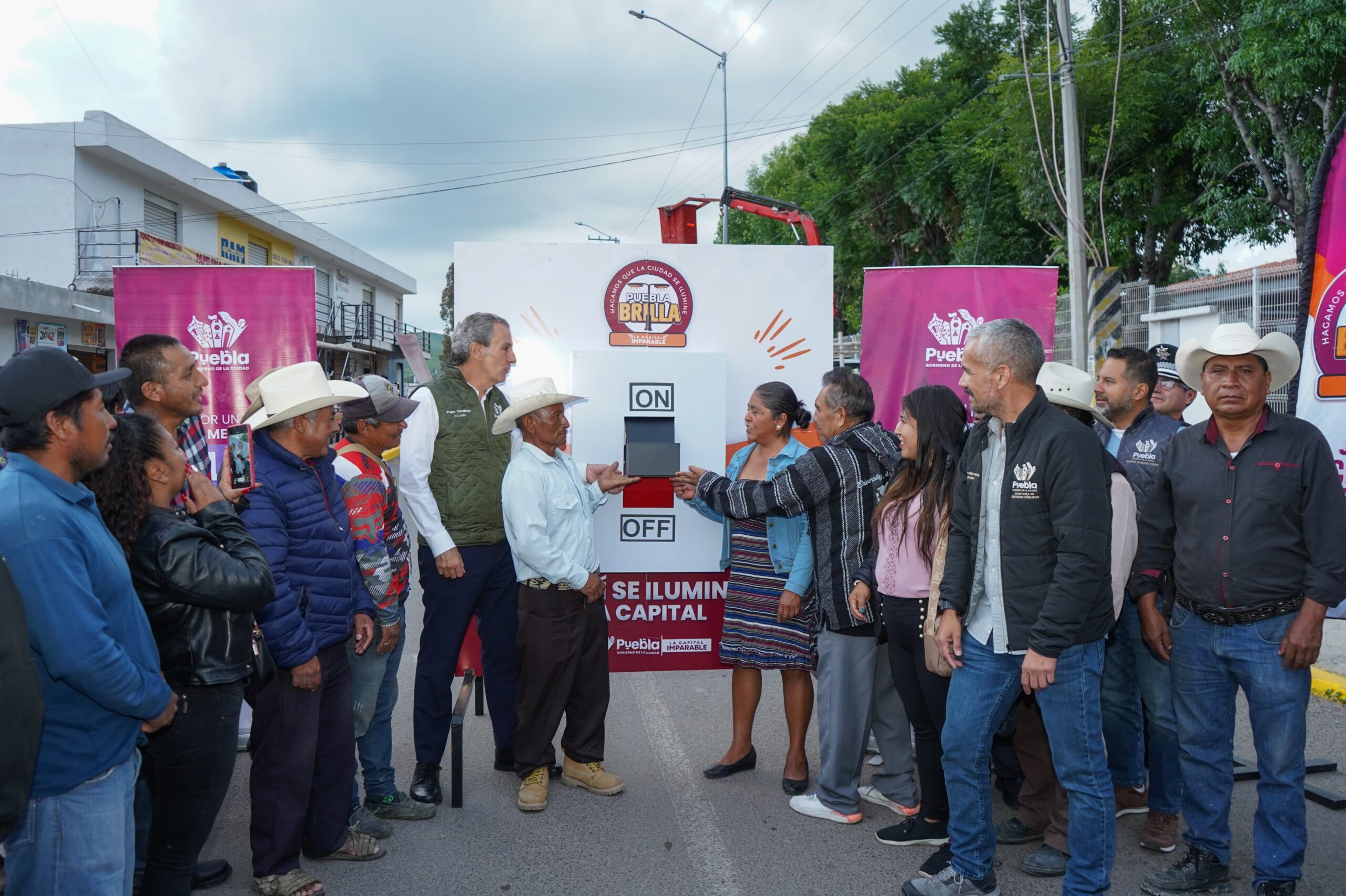 Gobierno de la Ciudad renovó el alumbrado en seis juntas auxiliares con Puebla Brilla; ahora avanzó San Andrés Azumiatla