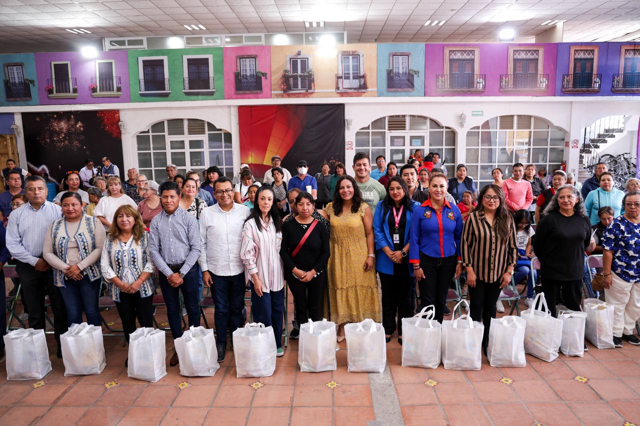 La presidenta municipal de San Andrés Cholula, Lupita Cuautle Torres, entregó apoyos alimentarios a 100 núcleos familiares