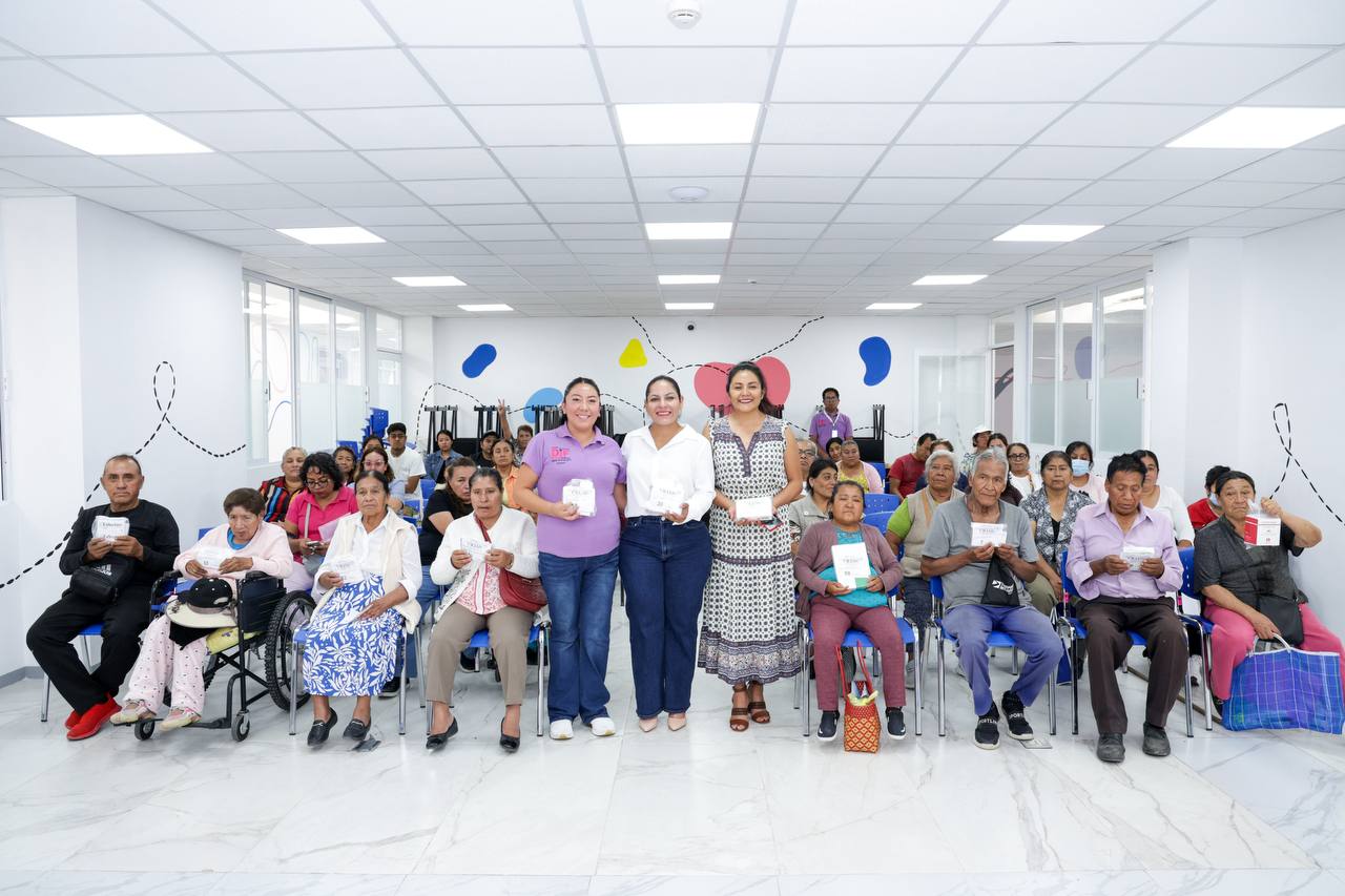 Lupita Cuautle Torres encabezó la entrega de medicamentos