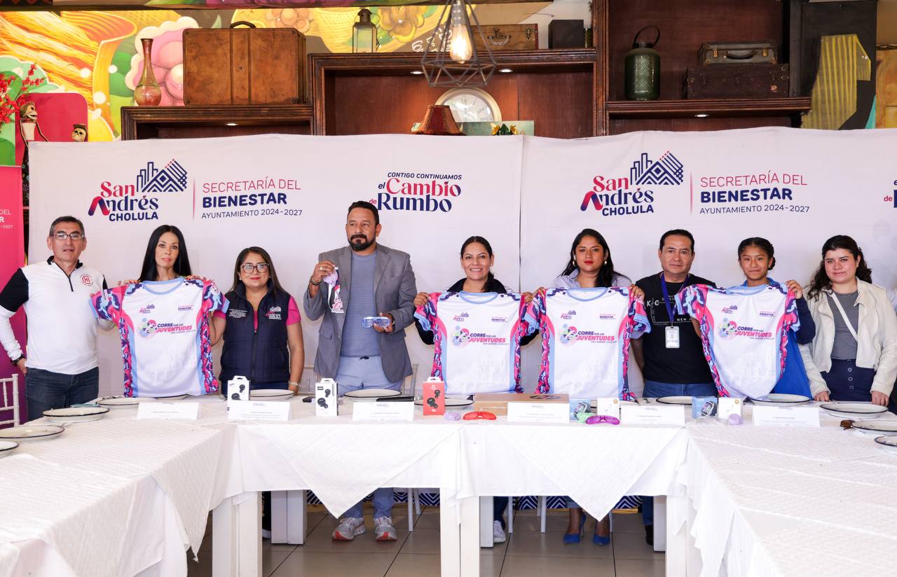 Presenta Lupita Cuautle la playera y medalla oficial de la carrera «Corre por las Juventudes 2025»