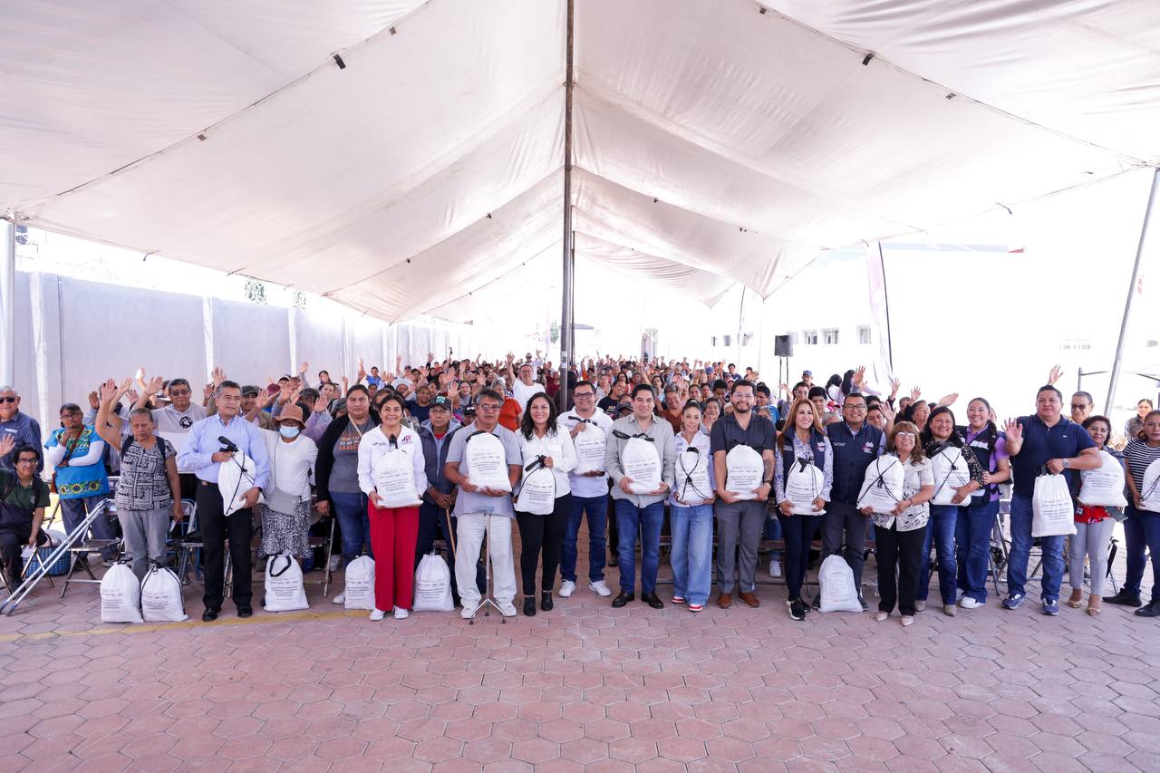 Entrega LupitaCuautle apoyos alimentarios en coordinación con el SEDIF