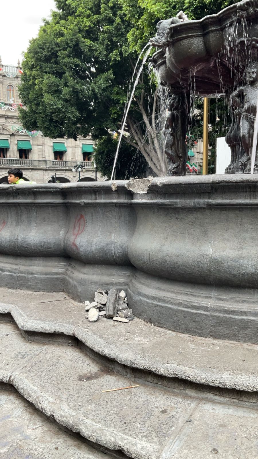 Dañan fuente de San Miguel, ubicada en Zócalo capitalino tras manifestación