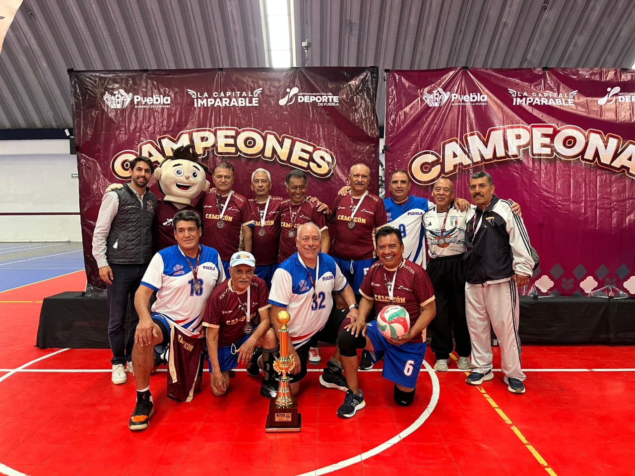 Adultos mayores demuestran su pasión deportiva en el Torneo de Barrios de Cachibol