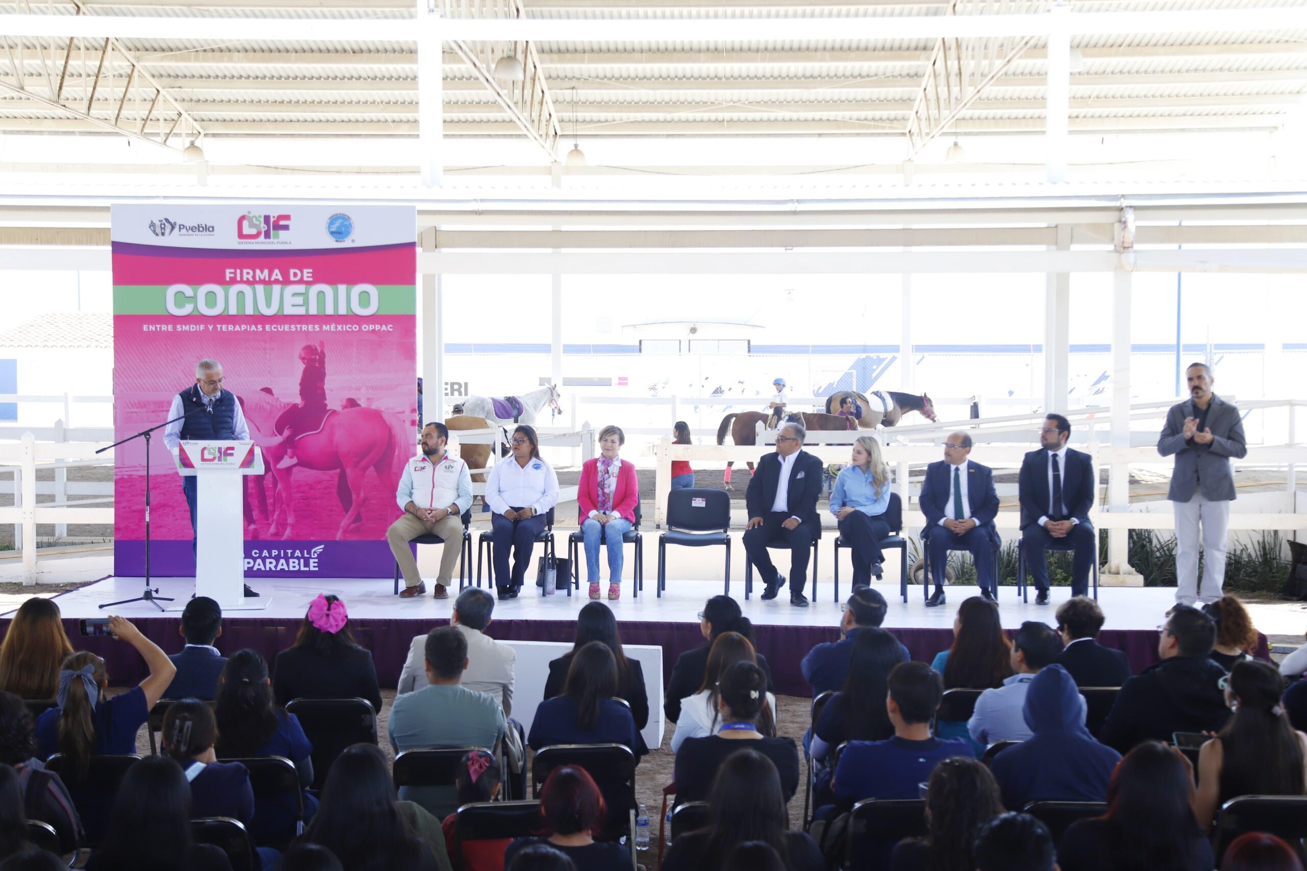 Firma SMDIF convenio de colaboración con terapias ecuestres México 