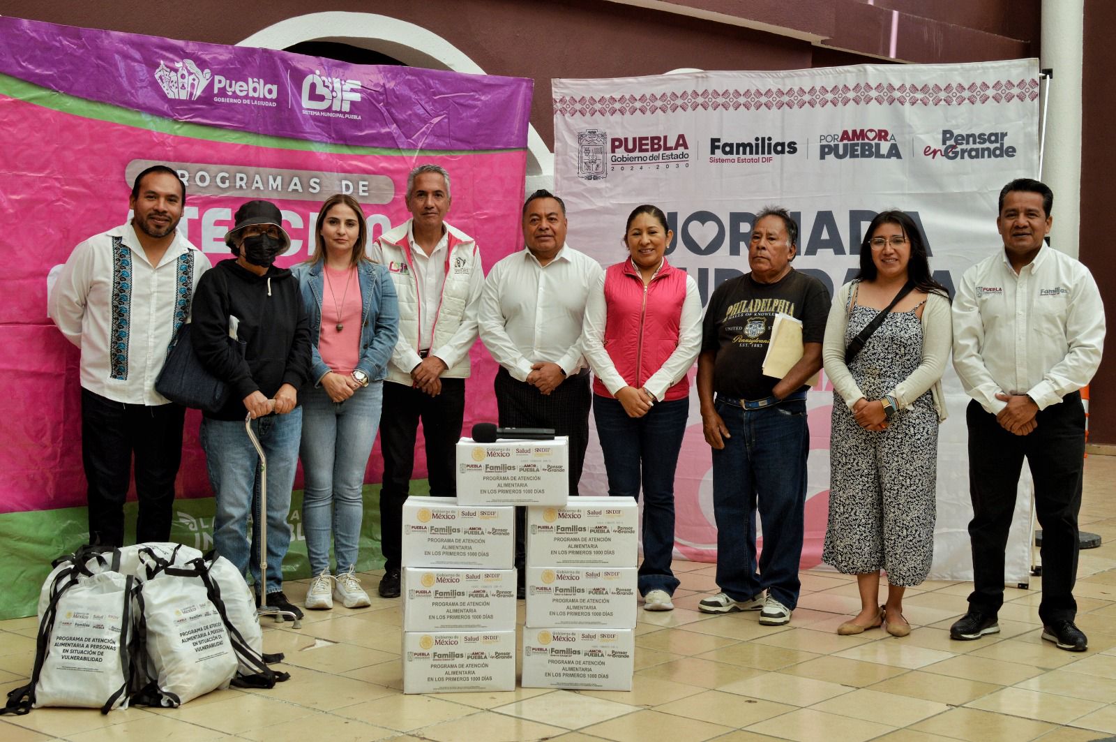 Entrega SMDIF apoyos alimentarios en Azumiatla y Totimehuacan