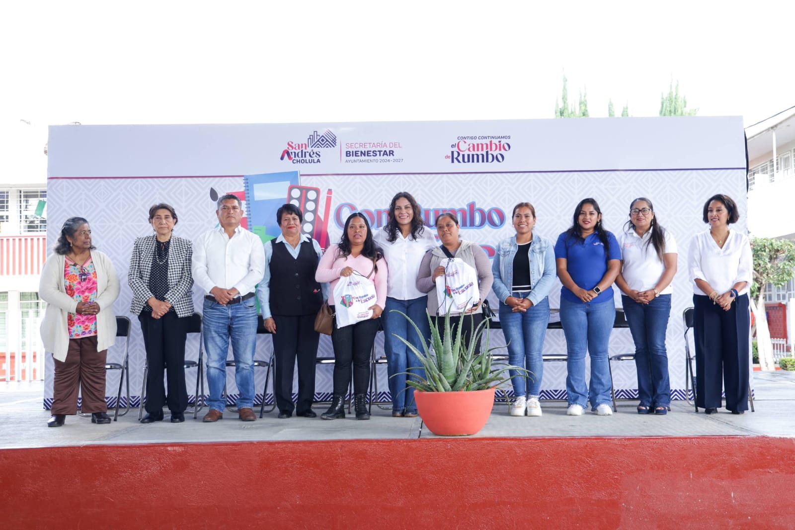 Continúa Lupita Cuautle Torres con la entrega de kits de útiles escolares gratuitos