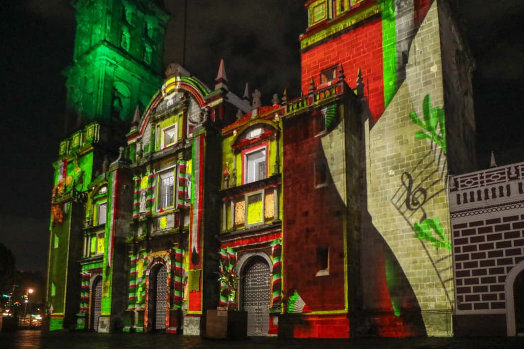 Inaugura Pepe Chedraui proyecciones del videomapping «Septiembre Brilla» en la fachada de Catedral