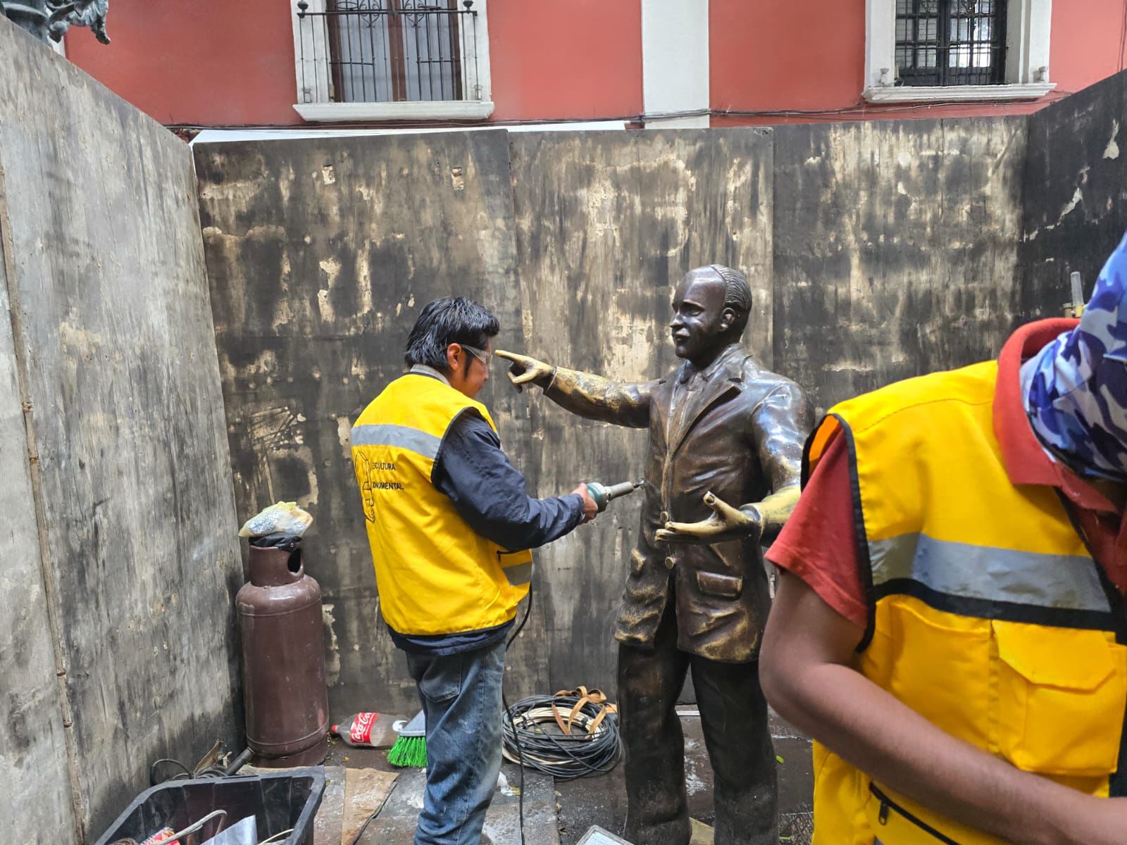 Restaura Gobierno de la Ciudad esculturas en el andador 5 de Mayo