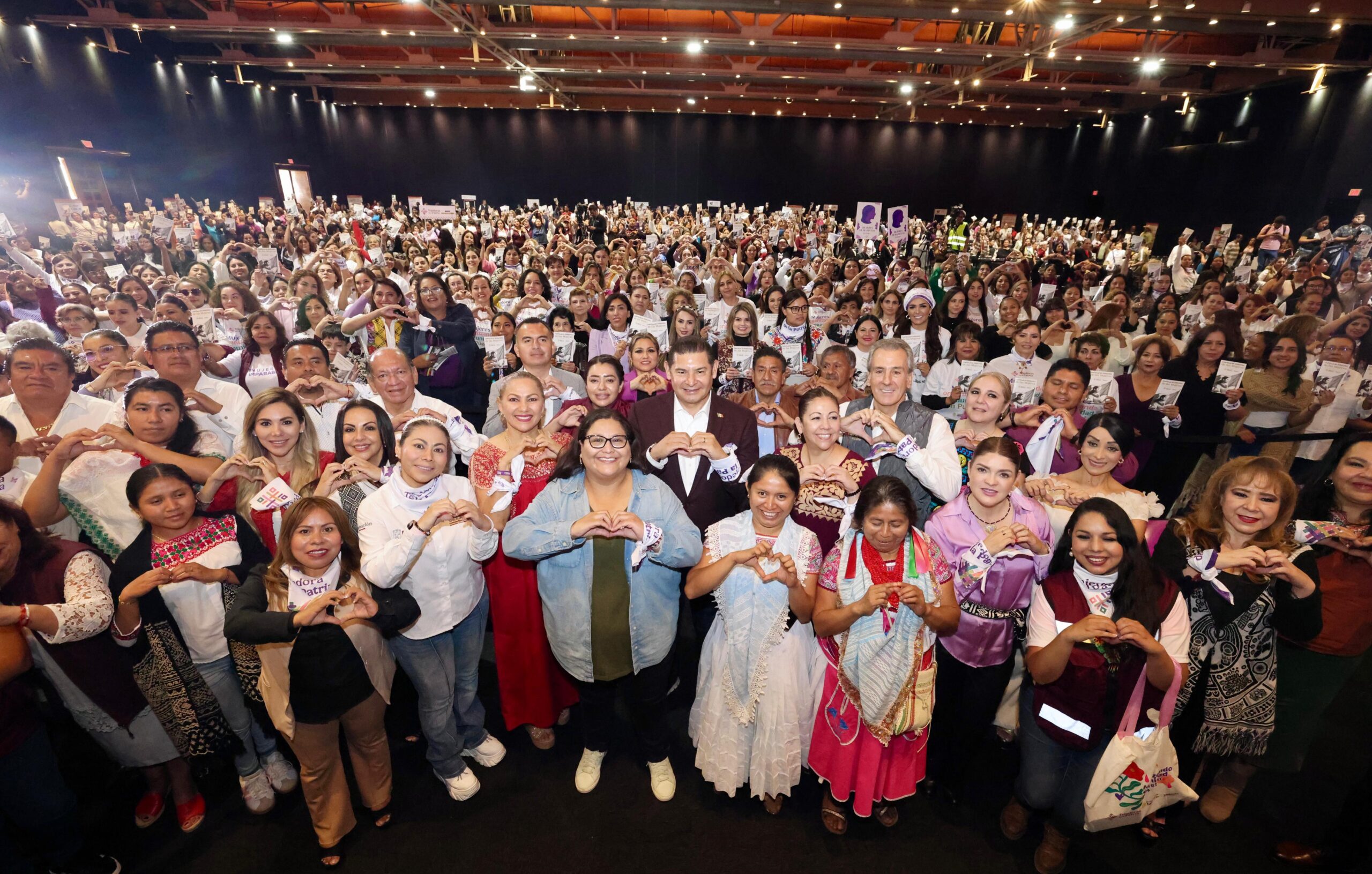 Puebla primer estado en crear la red de Mujeres Tejedoras de la Patria
