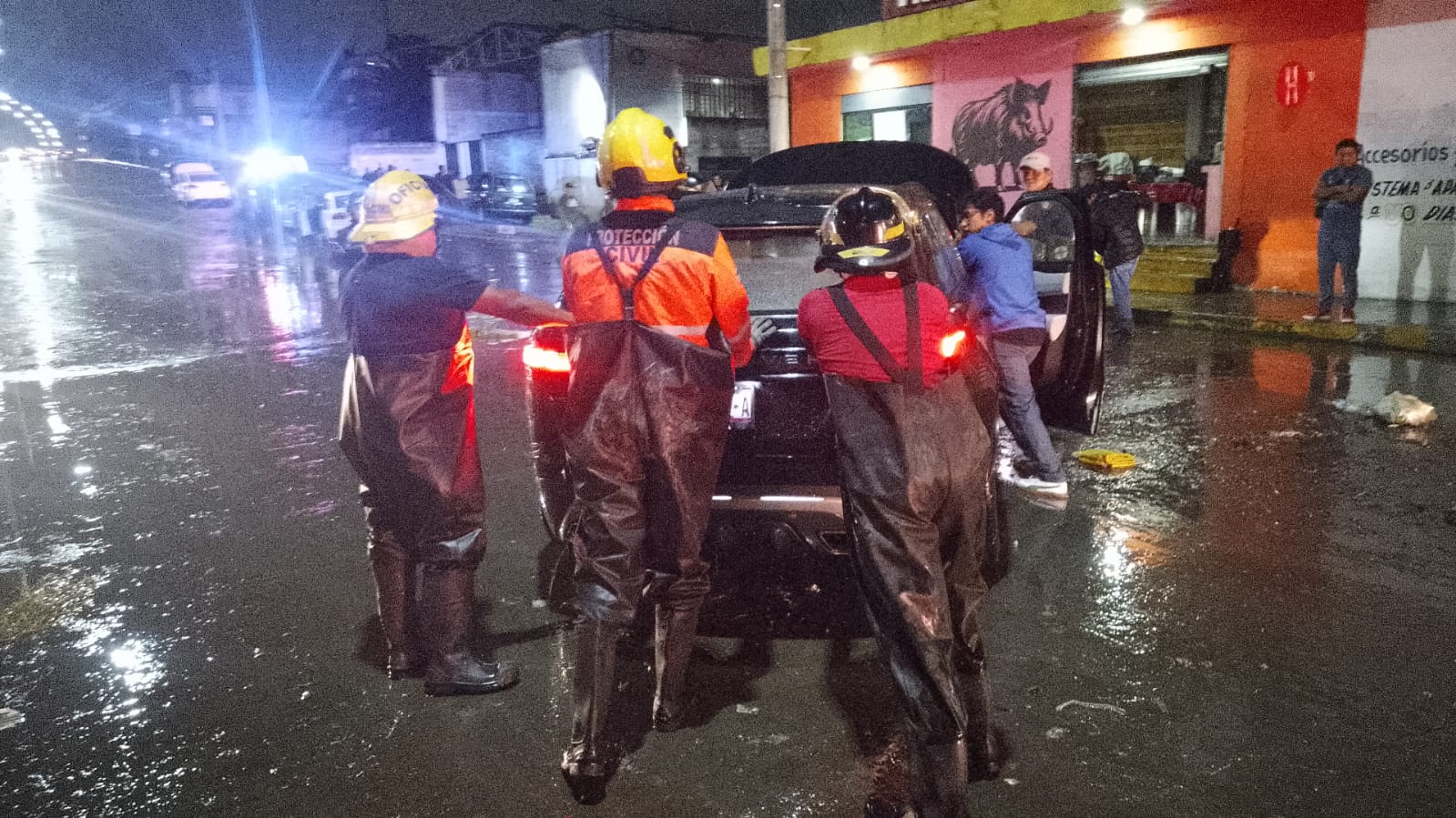 Rescatan personas varadas por precipitaciones sobre boulevard Carmelitas