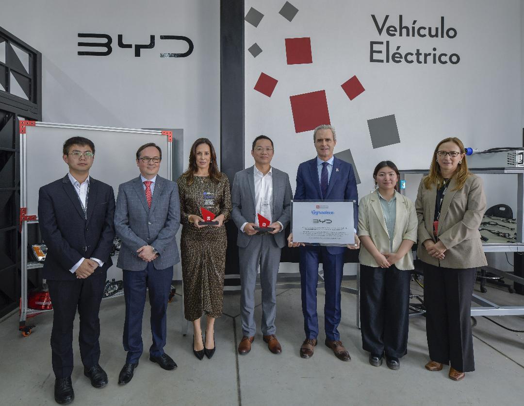 BYD dona vehículo eléctrico a UPAEP