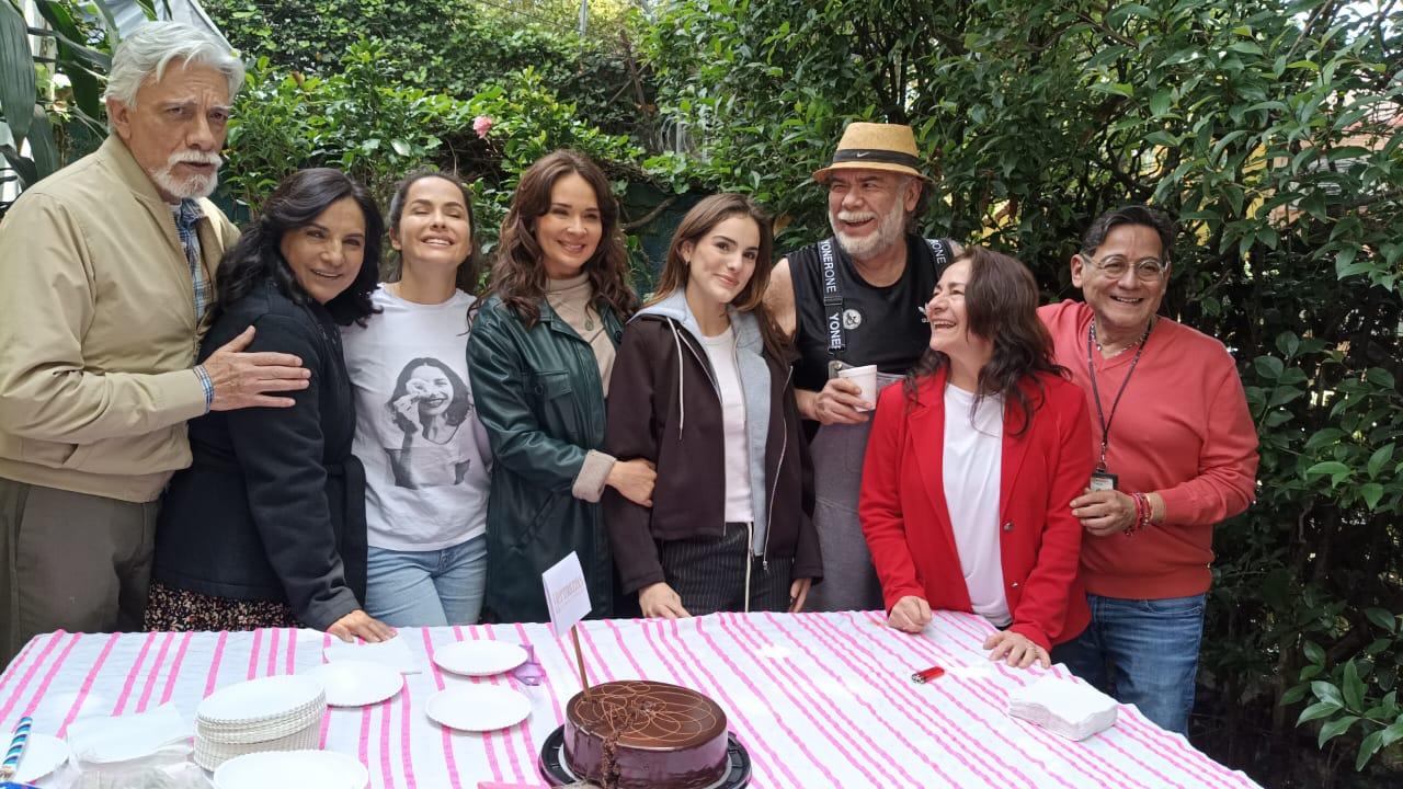 Productora, elenco y equipo de producción de “Hermanas, un amor compartido” le festejaron su cumpleaños a Adriana Louvier.