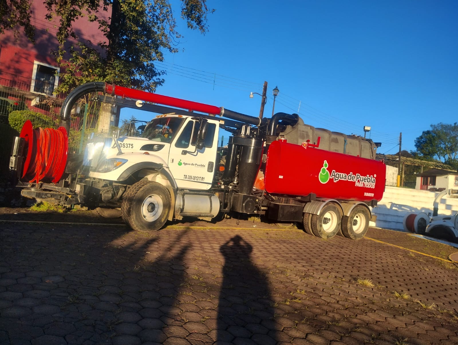 Brigadas de Agua de Puebla apoyan con limpieza y desazolve en comunidades afectadas por las lluvias en la Sierra Norte