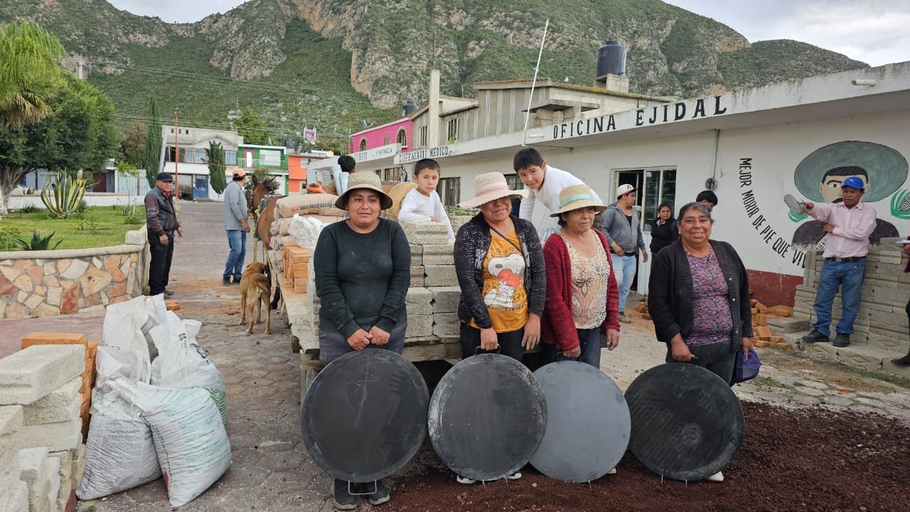 Salud, economía y cuidado ambiental promueve Altosano Granjas Carroll al entregar 170 estufas ahorradoras de leña