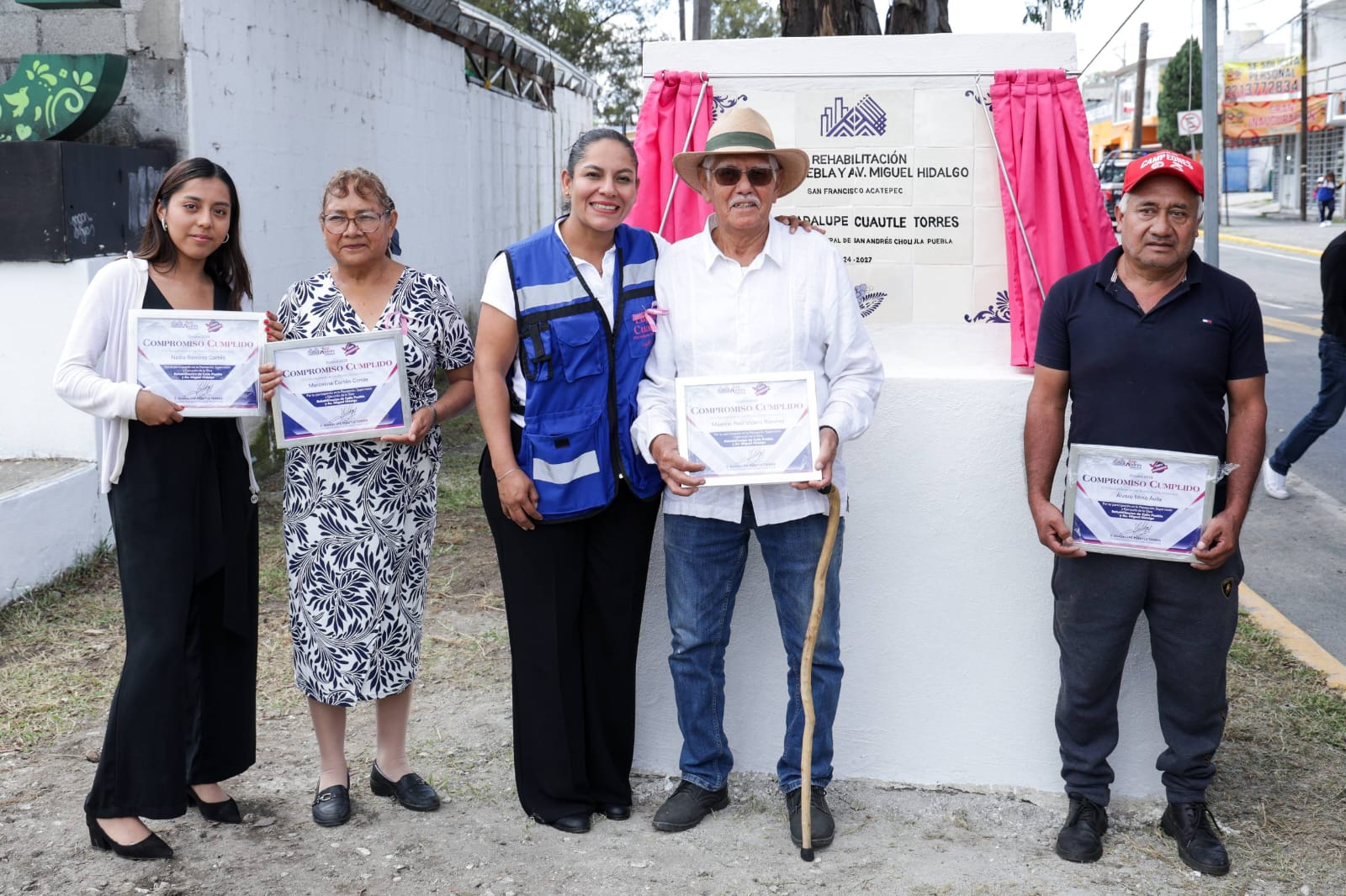Impulsa Lupita Cuautle la rehabilitación vial en San Francisco Acatepec