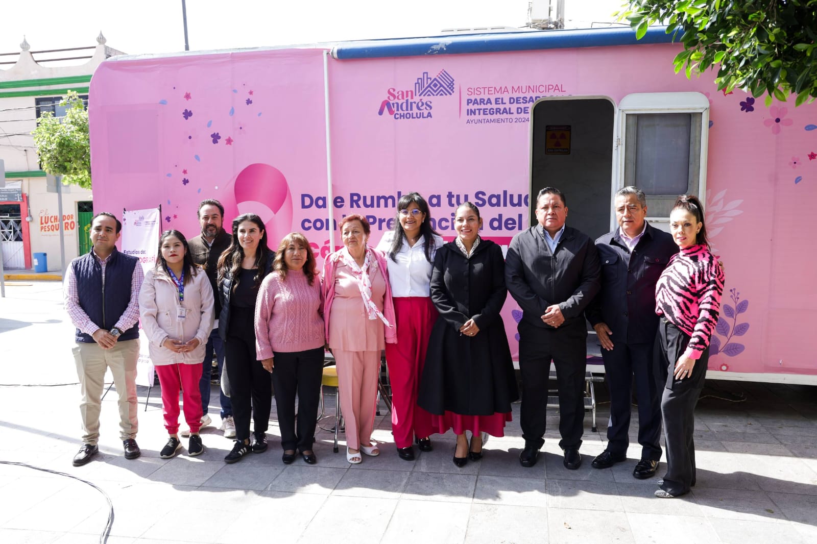 San Andrés Cholula se ilumina de rosa en el Día Internacional de la Lucha contra el Cáncer de Mama