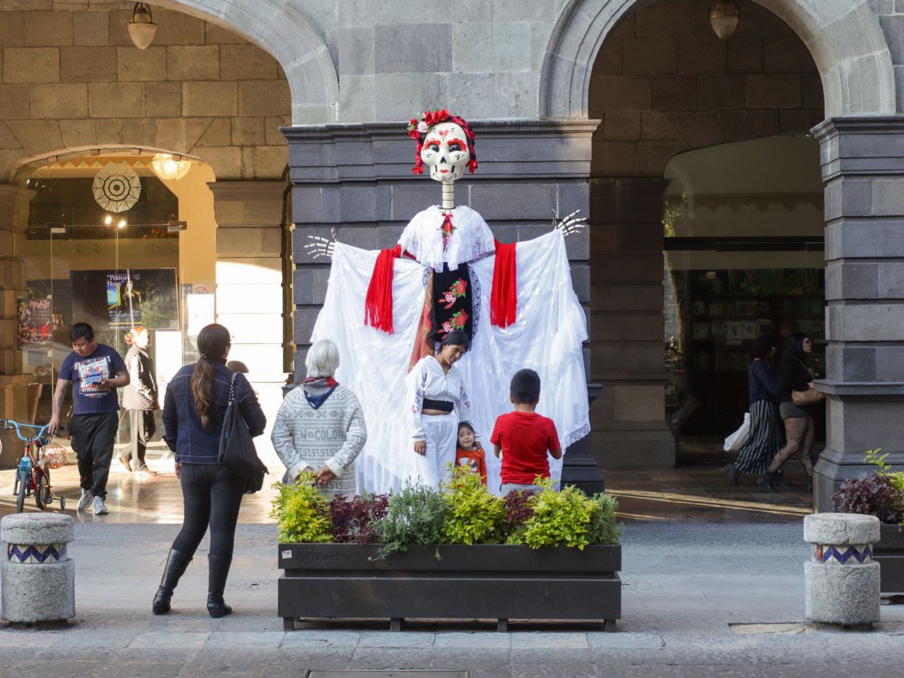 Catrinas y flores engalanan el Centro Histórico de Puebla