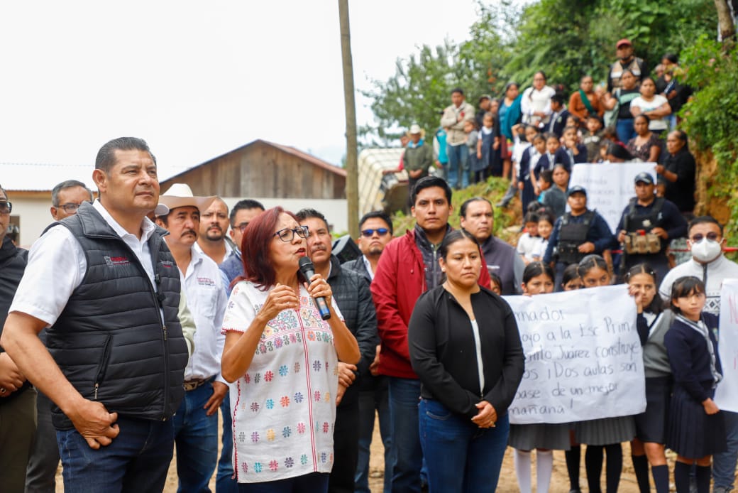 Con módulos de maquinaria, Gobierno de Puebla abre caminos afectados por deslaves en Eloxochitlán