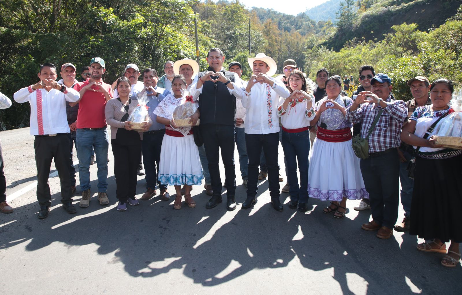 Tras años de olvido, se conectan Sierra Norte y Nororiental con rehabilitación carretera y desarrollo incluyente