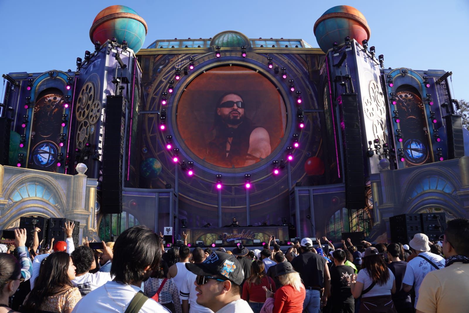 Más de 40 mil asistentes en primer día de Dreamfields