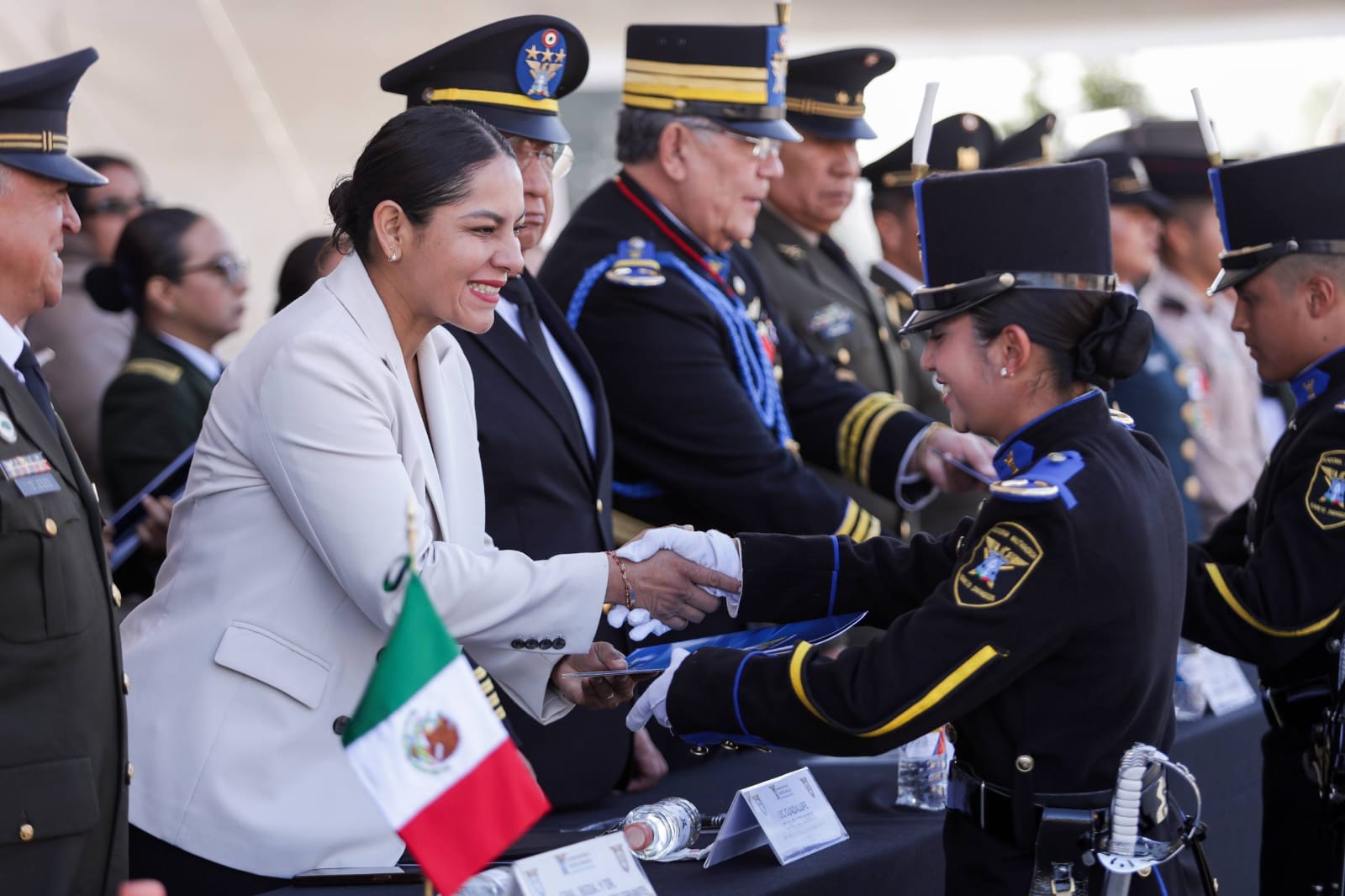 Recibe Lupita Cuautle la Venera “Gran Defensora de la Patria” en ceremonia de ascenso de la Academia Militarizada Ignacio Zaragoza