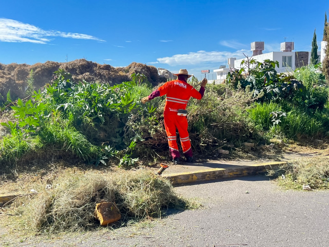OOSL refuerza limpieza con jornada integral de chapeo y barrido en colonia Santa Margarita