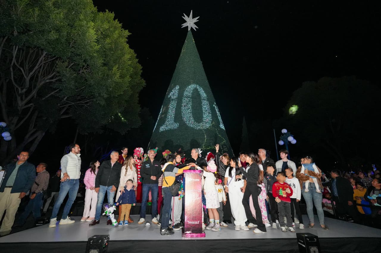Enciende Pepe Chedraui árbol e iluminación navideña en la capital