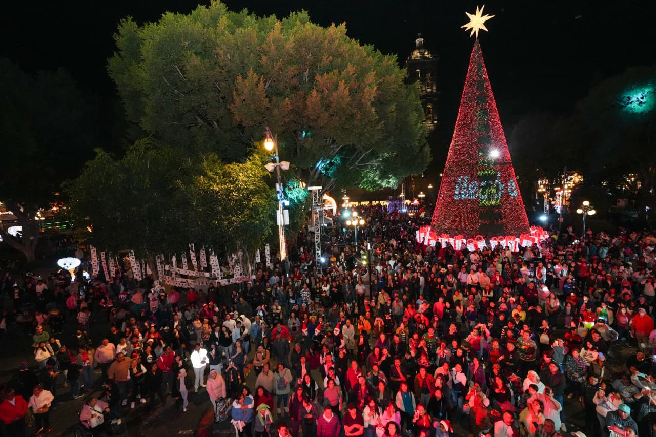 Con orden y tranquilidad fue el encendido del árbol en la capital poblana