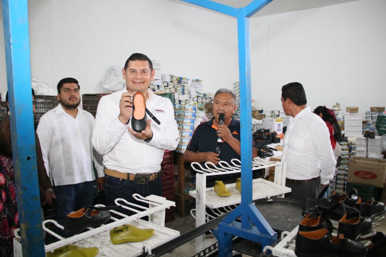 A favor de la economía familiar, gobierno estatal concluye entrega de uniformes y zapatos