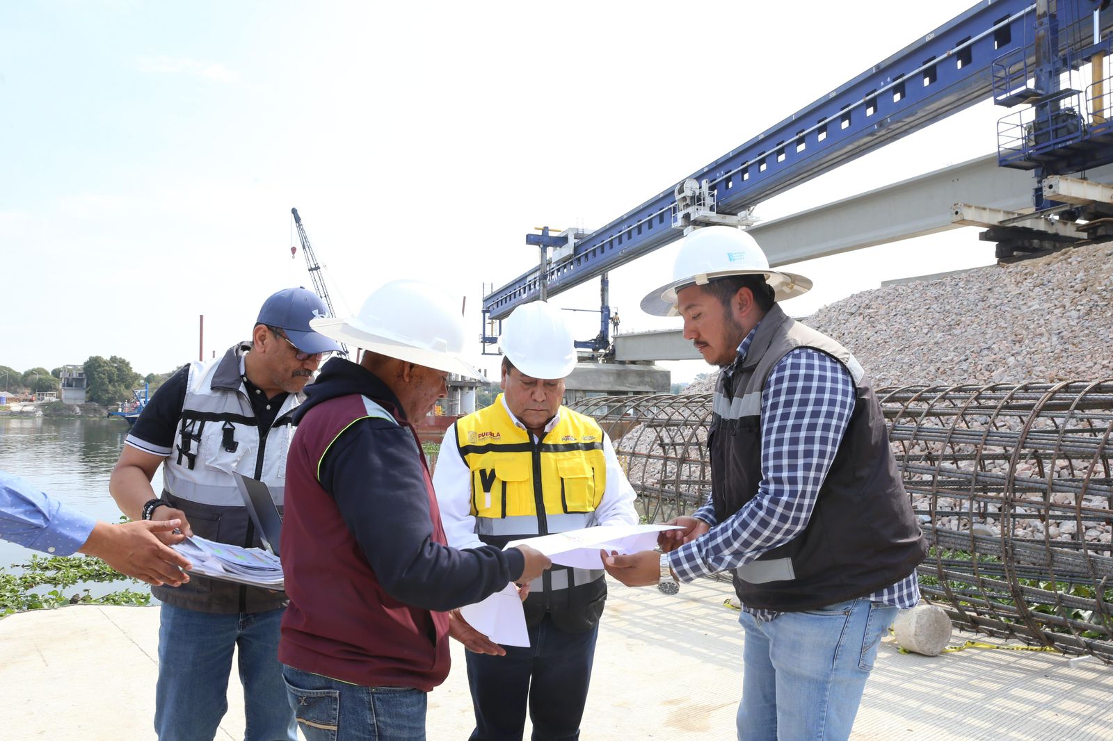 Con equipo especializado, gobierno estatal avanza en conectar 7 municipios con puente la panga