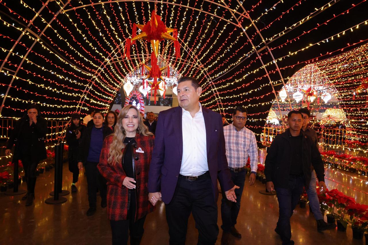 Familias poblanas conviven con paz y alegría en el festival navideño 2025