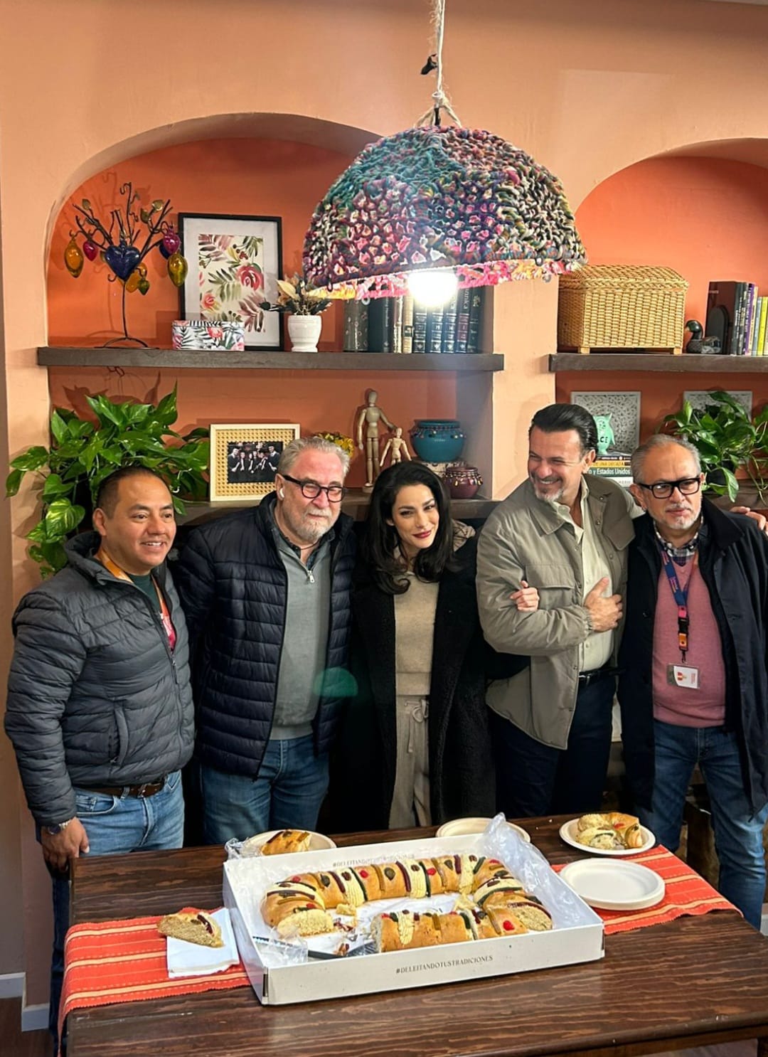 Elenco y producción de “Somos familia” partieron la tradicional Rosca de Reyes