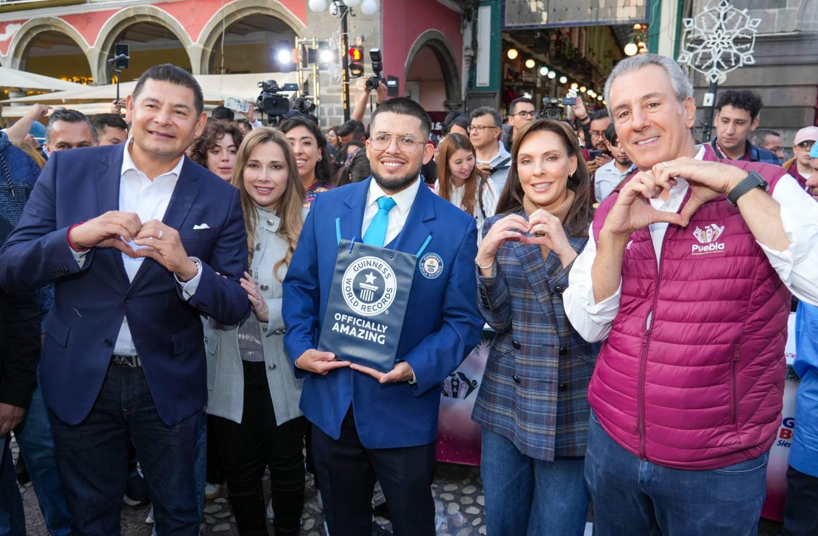 Puebla capital hace historia con la rosca de Reyes más grande del mundo