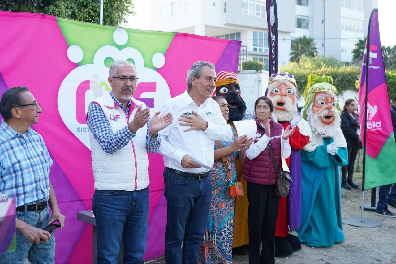 Entrega Pepe Chedraui juguetes a niñas y niños de san Andrés Azumiatla y los Ángeles Mayorazgo