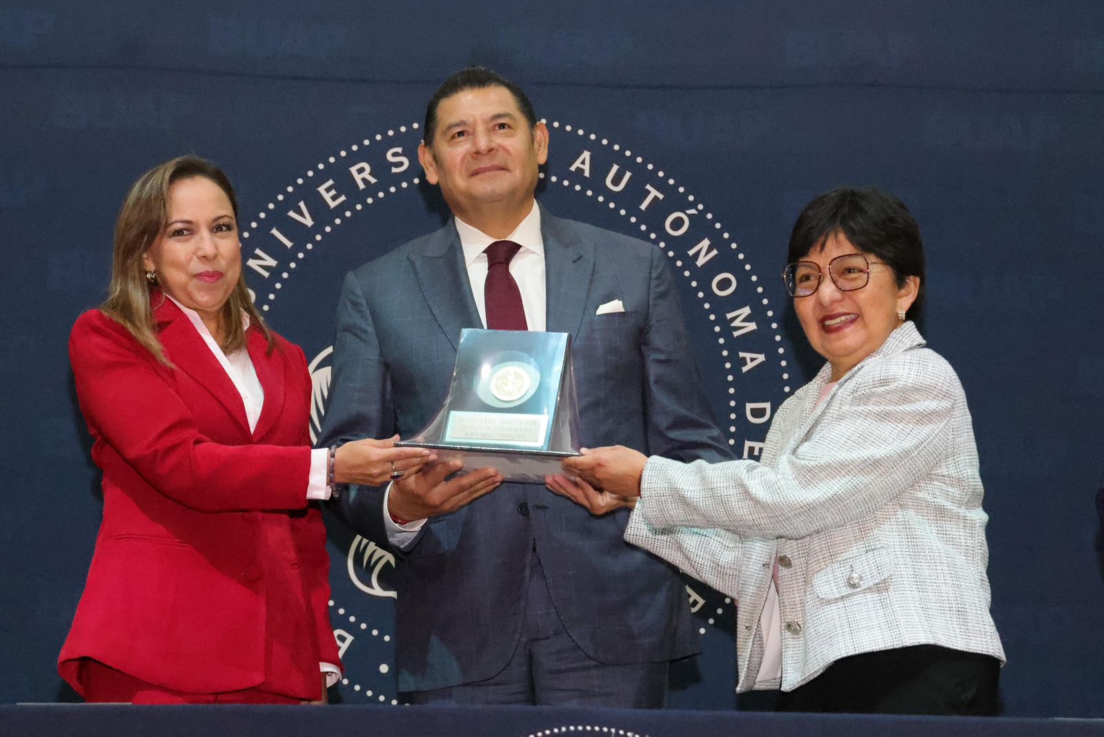 Como orgullosos egresado BUAP, gobernador Armenta abre puertas a servicio social universitario