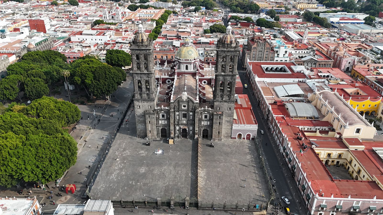 Rehabilita Gobierno del Estado el Atrio de la Catedral Poblana