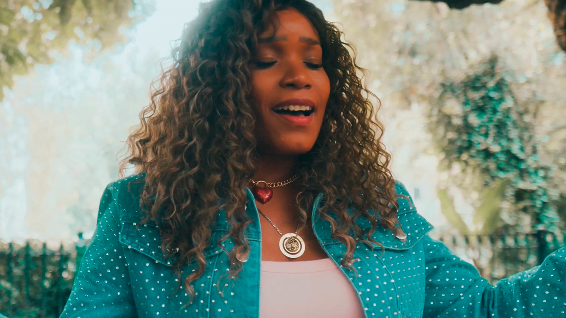 La cantante y compositora panameña Queen’D platica sobre “Perdóname”, su primer sencillo del 2026