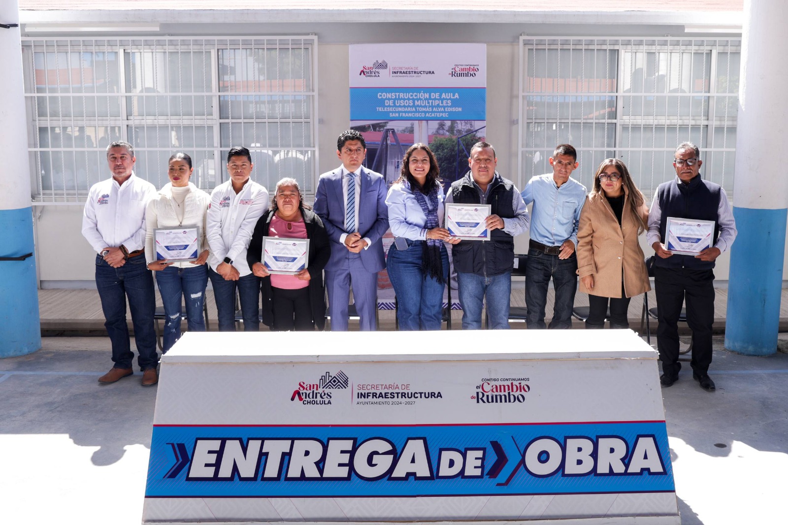Entrega Lupita Cuautle aula equipada con tecnología en telesecundaria de Acatepec