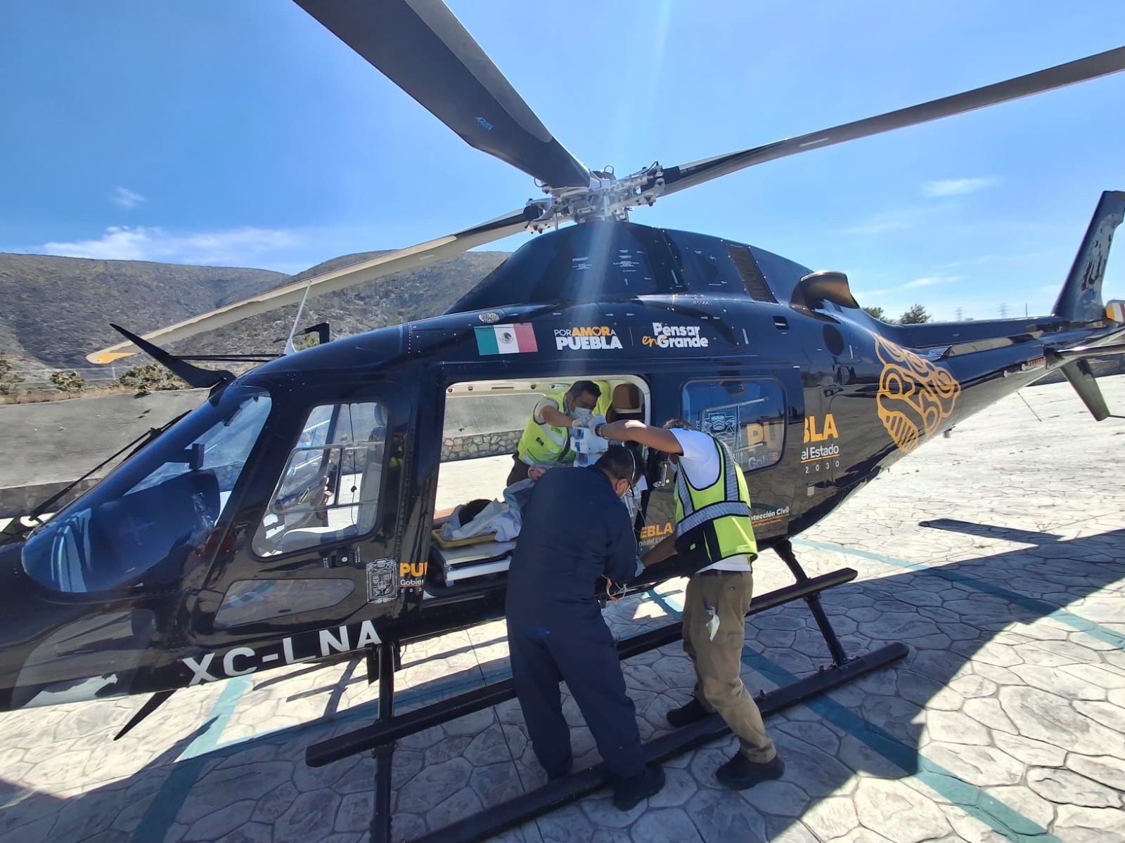Con acompañamiento médico, menor poblana es trasladada en ambulancia aérea