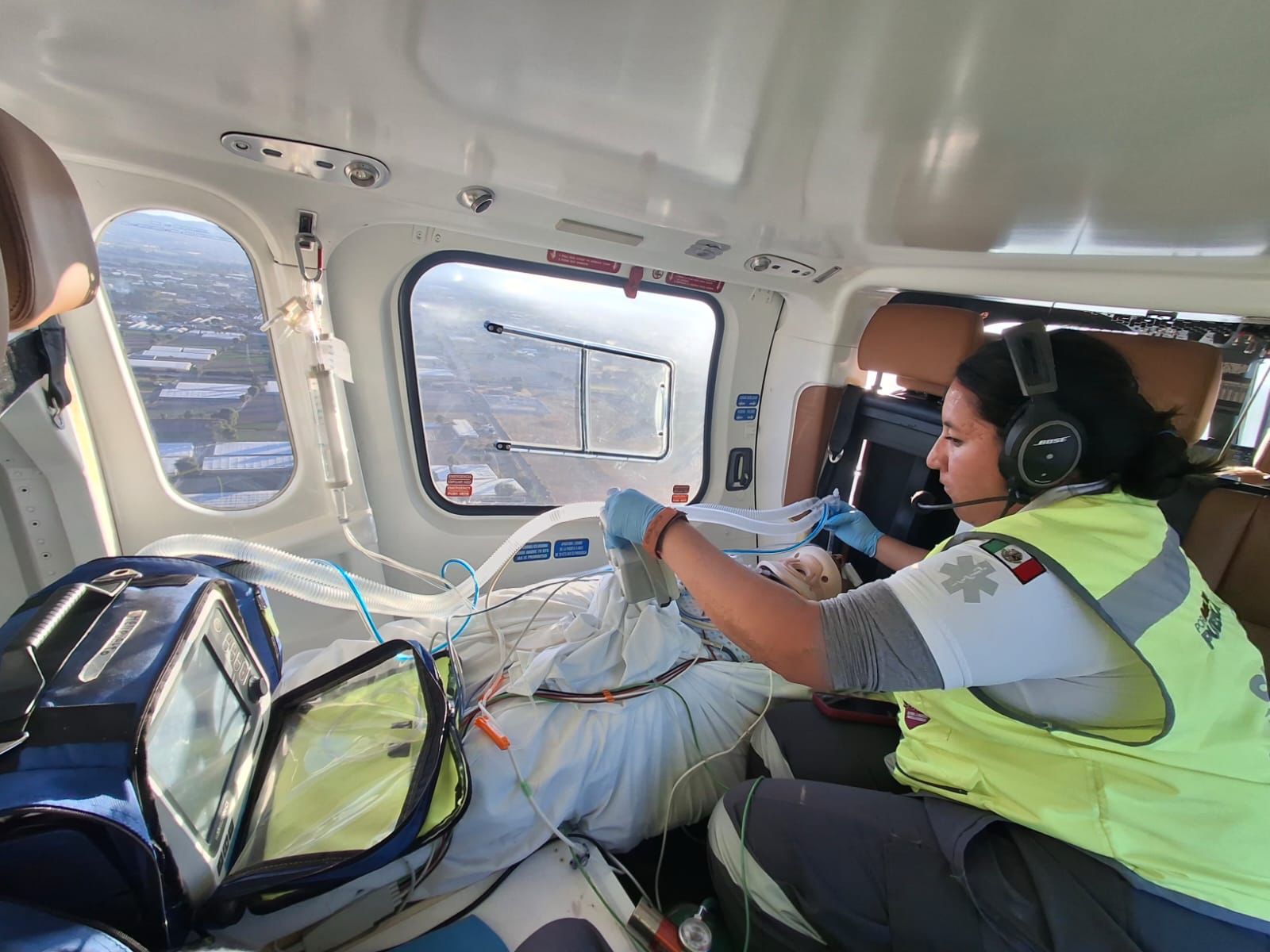 Paciente en estado grave es trasladado en ambulancia aerea desde Tecamachalco