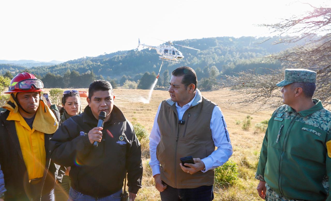 Gobernador Armenta sobrevuela incendio en Sierra Negra Poblana; esta controlado en 70%