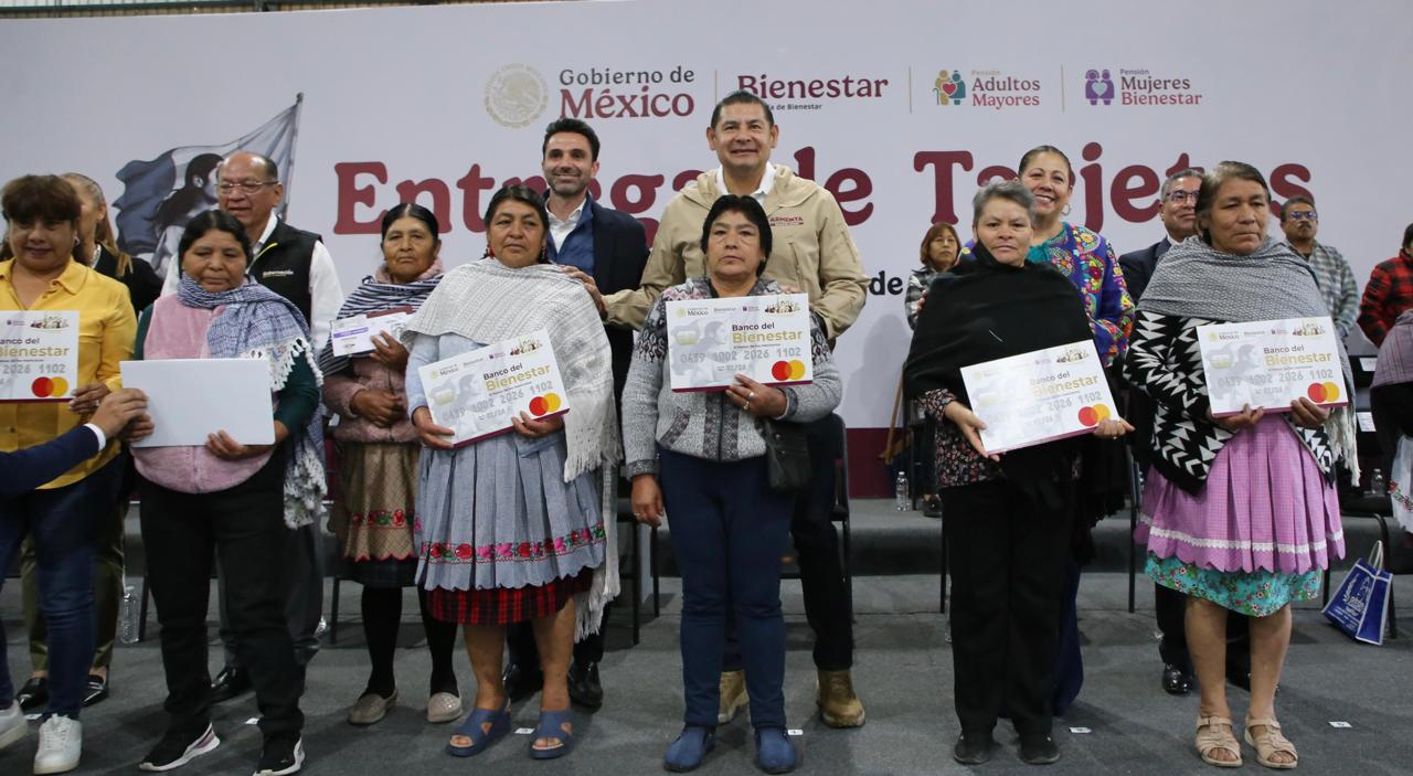 Como un acto de amor y compromiso, mujeres y adultos mayores reciben tarjetas de bienestar