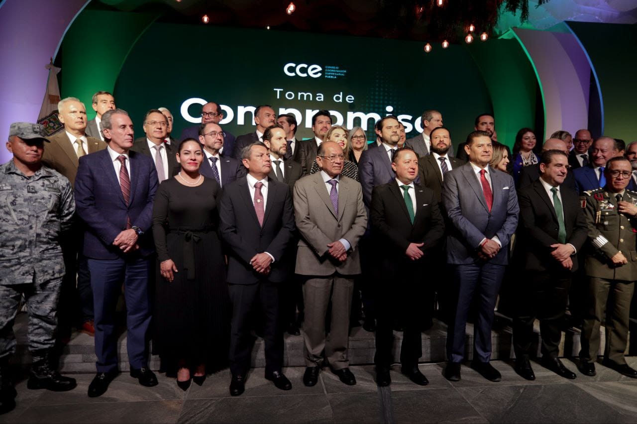 Lupita Cuautle asiste a la toma de compromiso de Juan Pablo Cisneros al frente del CCE