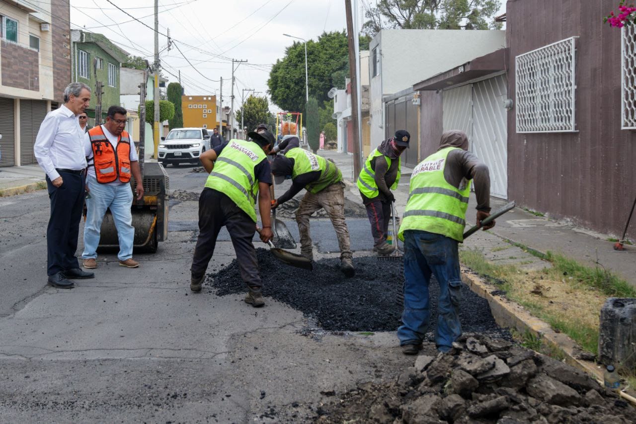 Supervisa Pepe Chedraui trabajos de bacheo en colonia Jardines de San Manuel