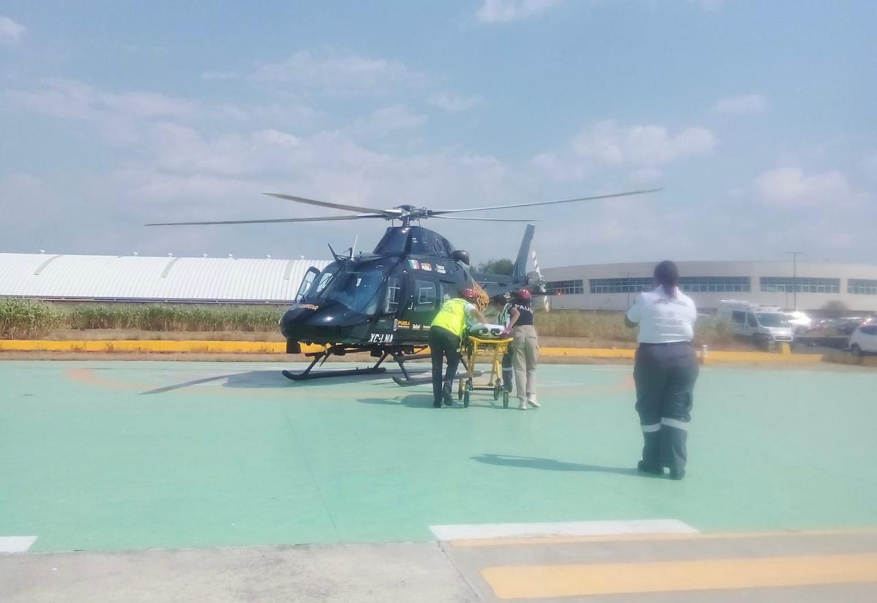 Coordinan traslado aéreo de una mujer con embarazo gemelar desde Cuetzalan