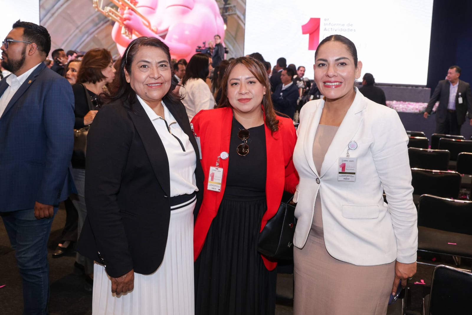 Lupita Cuautle asiste al primer informe del DIF estatal y reconoce el trabajo de Ceci Arellano