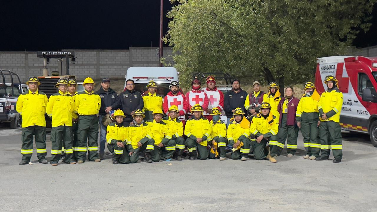 Protección civil rescata a dos personas lesionadas en zona montañosa de Quimixtlan